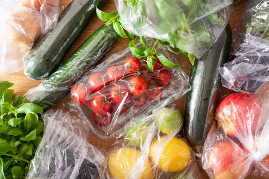 Frutas e verduras embaladas em plástico transparente