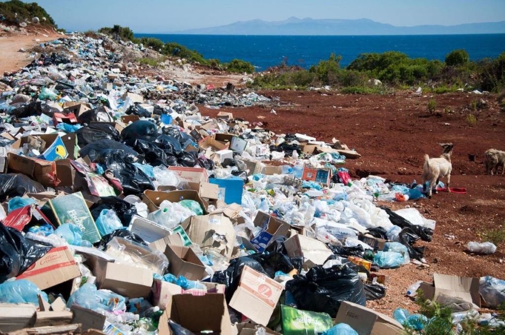 Lixo acumulado, desperdício recicláveis