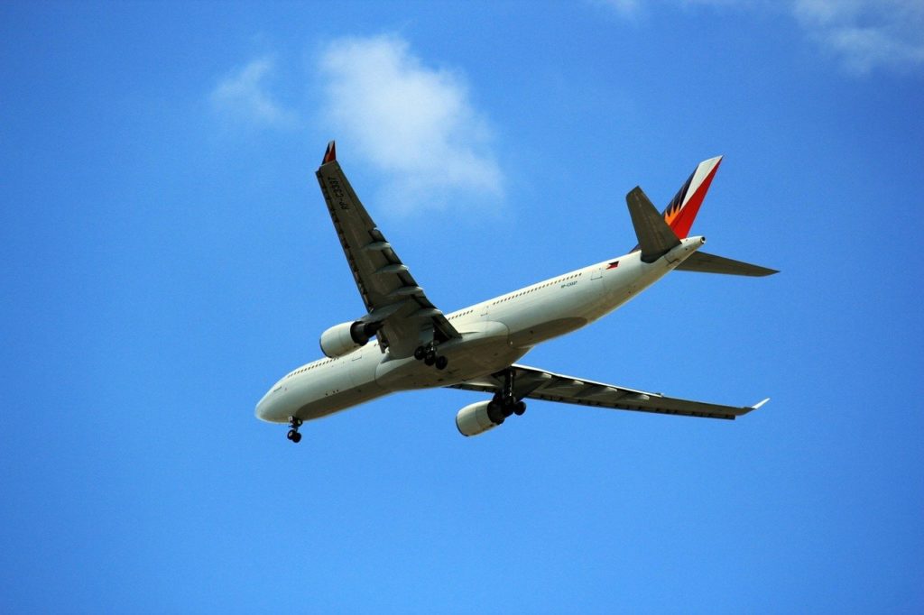 avião voando no céu azul