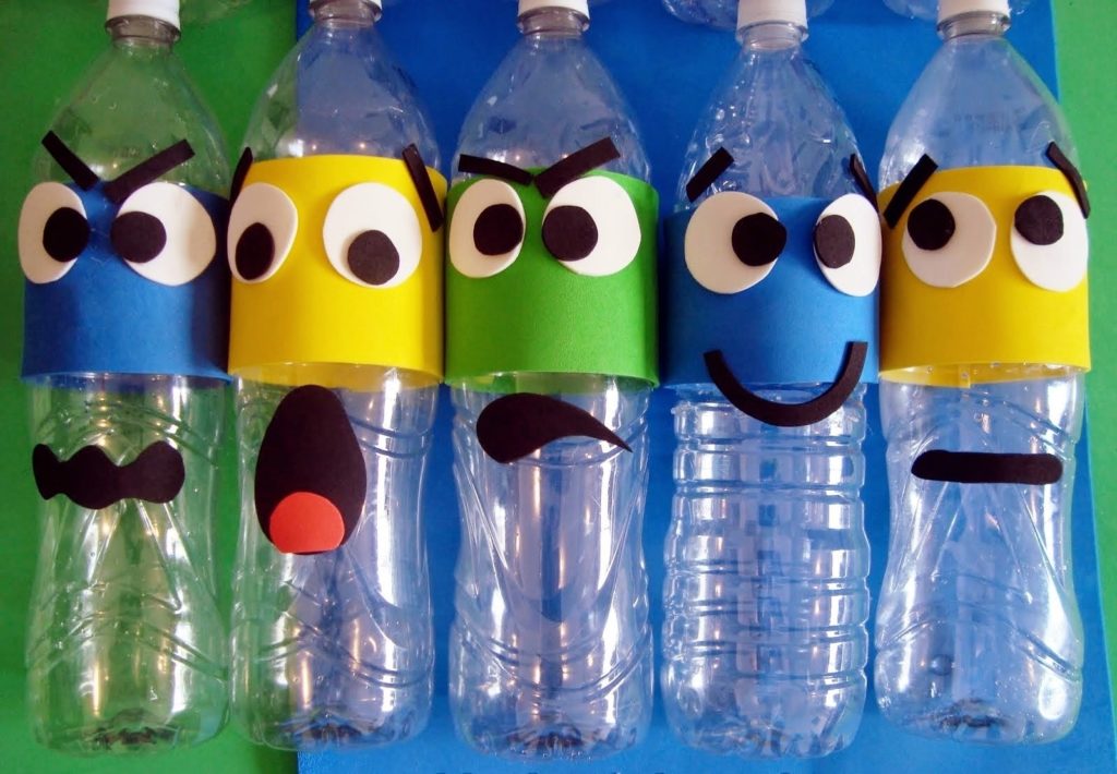 Reciclagem com garrafas PET: boliche com garrafas representando as emoções