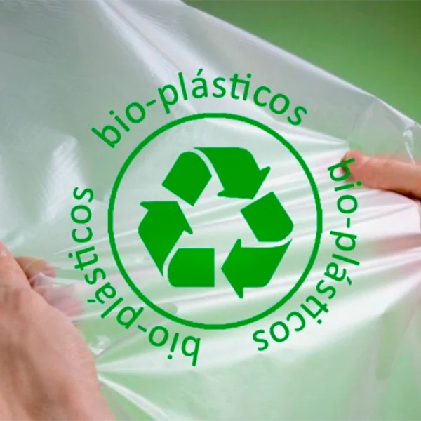 Mãos segurando saco de bio-plástico